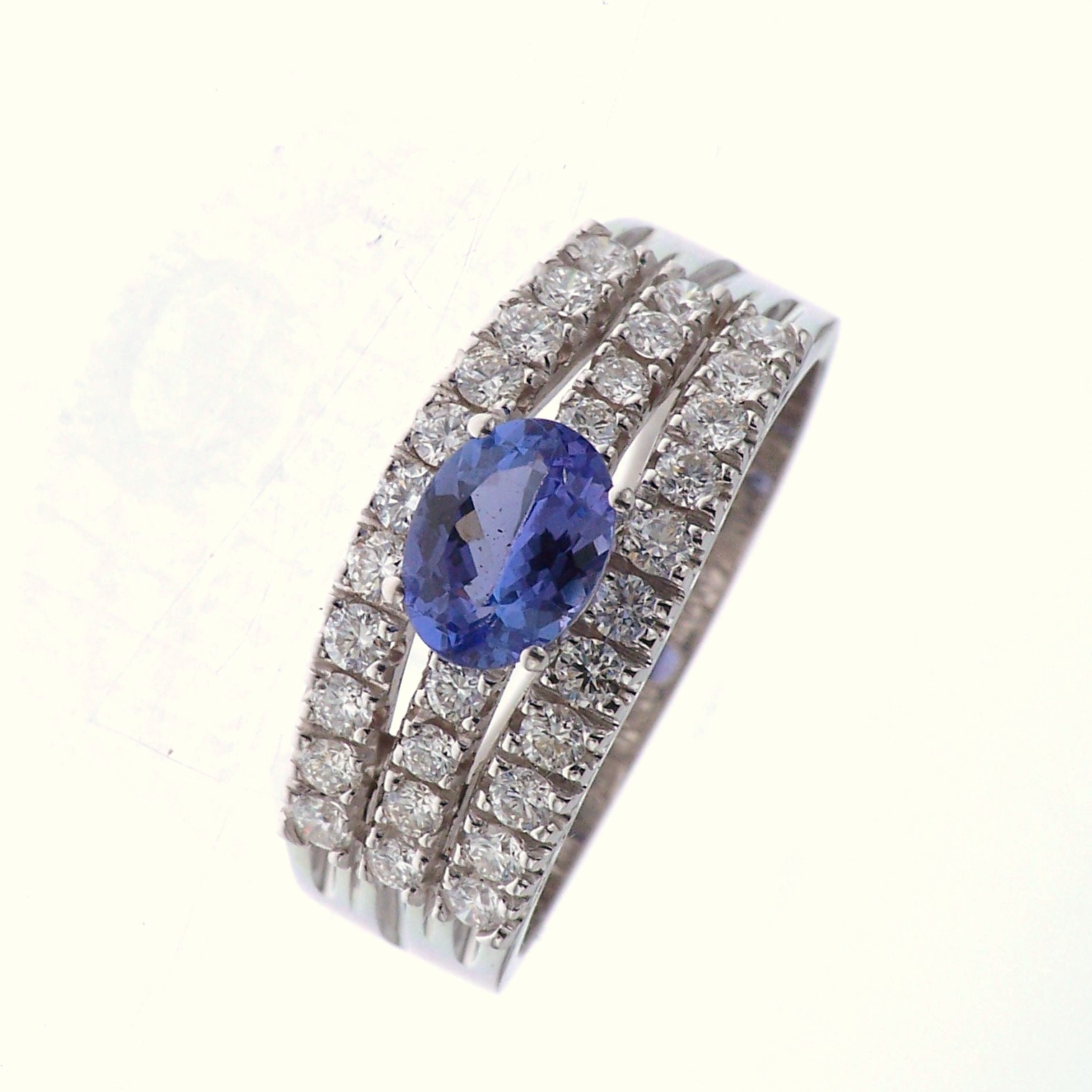 ANELLO IN ORO BIANCO DIAMANTI NATURALI E TANZANITE NATURALE